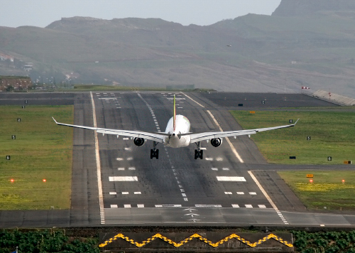 Aeropuerto de Madeira - Maravilla de la ingeniería aeroportuaria.