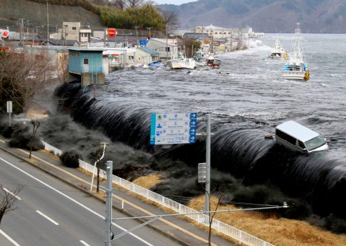 Muros rompeolas de concreto en Japón, protección frente a tsunamis