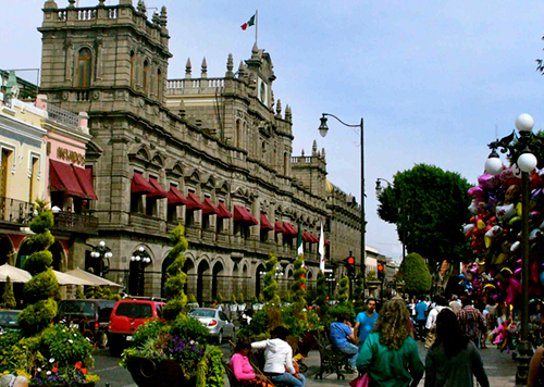 Siguen pavimentando Puebla