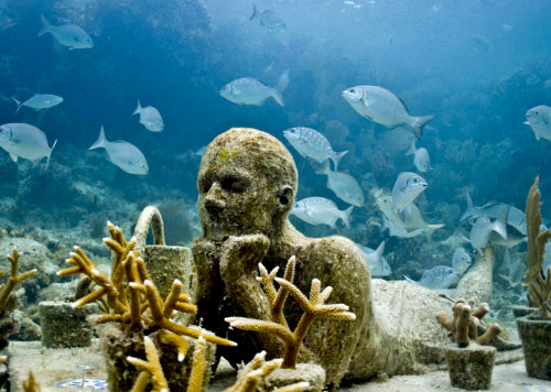 En el mar, las estatuas cobran vida